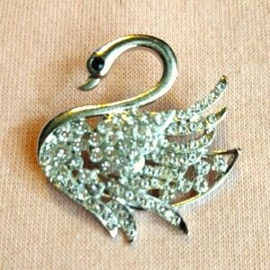 Elegant Silver Swan Brooch